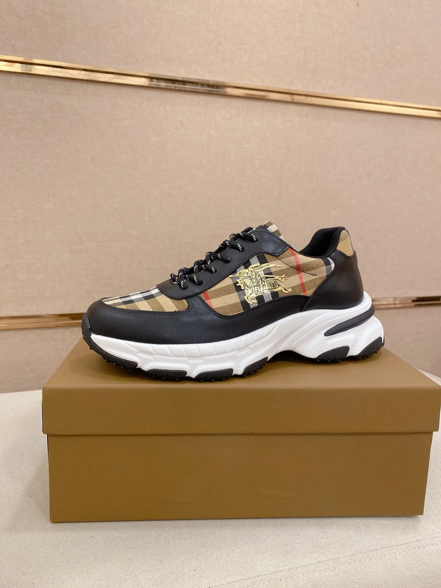 Men's shoes: 442💰🇮🇹🇮🇹The counters are synchronized with BURBERRY's top purchasing agents🔍🔍Synchronized sales. Positive code number: 38-44 Italian imported first-layer cowhide leather with fabric. Fully imported sheepskin lining, sole: the original sole is specially provided by the original factory, the exclusive movable molded sole is super comfortable, the original factory follows the order, 🔍🔍high quality, you can go in and out of the counter at will, welcome to compare. Can be customized. 45 non-refundable